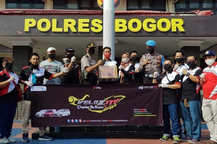Aksi sosial Velozity, berbagi Alat Pelindung Diri (APD) berupa masker kain, sarung tangan karet, dan multivitamin kepada anggota Polres Bogor