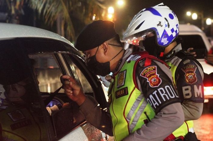 Petugas Polres Cianjur mengamankan travel gelap yang hendak menuju Jakarta, Minggu (31/5/2020)