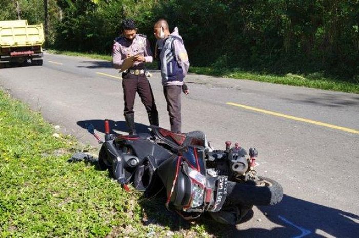Yamaha NMAX tergeletak di sisi jalan usai terpelanting dan terseret beserta pengendara hingga korban tewas saat perjalanan ke RSUD