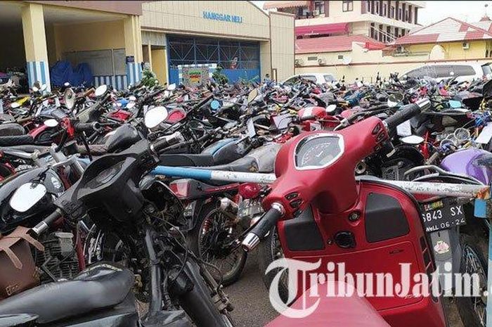 Ratusan motor tampak diparkir berhimpitan di depan Gedung Markas Sat PJR Ditlantas Mapolda Jatim, Selasa (2/6/2020).   