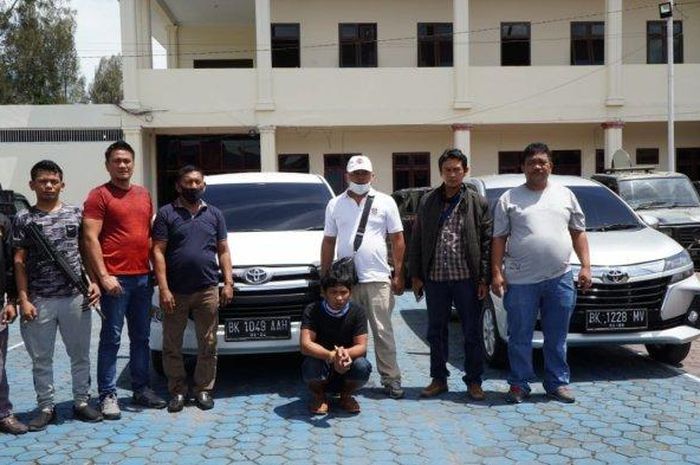 Satreskrim Polres Tanah Karo mengamankan pelaku penggelapan mobil dan barang bukti dari Aceh Tenggara, Senin (01/06/2020).  