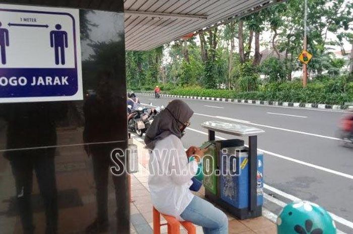 Pemandangan baru di Halte Suroboyo Bus. Tertempel stiker anjuran jaga jarak yang ditujukan untuk para calon penumpang.