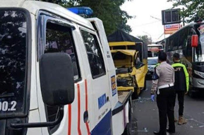 Suasana evakuasi kendaraan kecelakaan beruntun di Jalan Raden Panji Suroso, Kecamatan Blimbing, Kota Malang, Selasa (2/6/2020).   