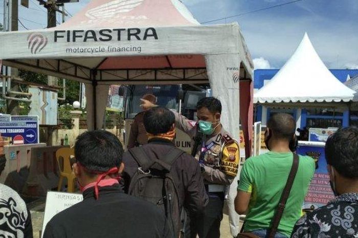 Para pemohon SIM tampak antre di halaman depan pintu masuk Mako Polresta Balikpapapan.