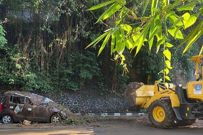 Suzuki Karimun Wagon R tertimpa longsor tebing hingga gepeng di kabupaten Badung Bali