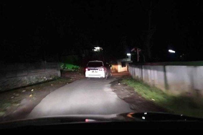 Travel bodong yang angkut pemudik dari Cianjur ke Jakarta sedang dikejar petugas, pada Minggu (31/5/2020) malam. 