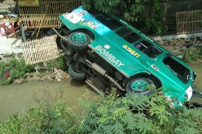 Sebuah Isuzu Elf ditabrak truk hingga tercebur ke sungai di pinggir jalur Pantura Indramayu, Selasa (2/6/2020).
