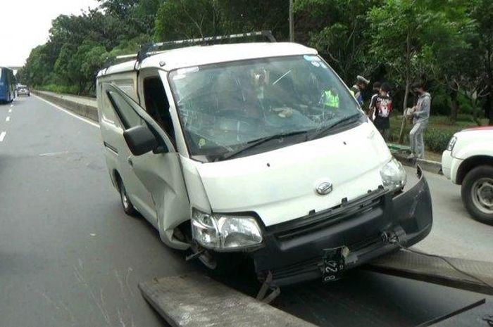 Daihatsu Gran Max terguling hingga patah roda dan pintu melengkung usai hajar separator busway di Jl DI Panjaitan, Jatinegara, Jakarta Timur