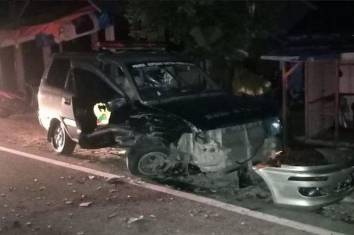 Toyota Kijang ambulans bawa jenazah ambyar di Pasaman Barat, kena terjang Suzuki Ertiga makan jalan