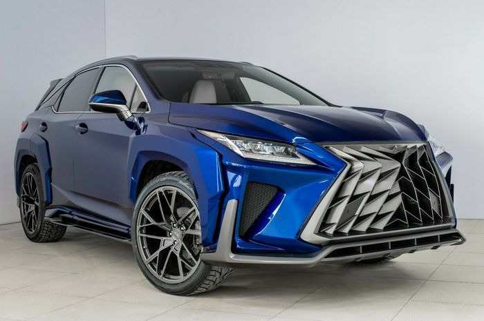 Lexus RX dengan wide body kit dan gril unik