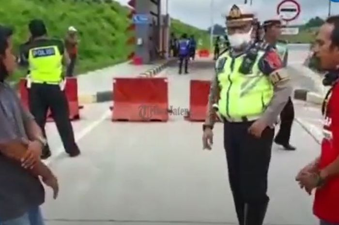 Detik-detik penangkapan debt collector yang terlibat kejar-kejaran dengan polisi setelah merampas truk di pekalongan hingga gerbang tol Kalikangkung