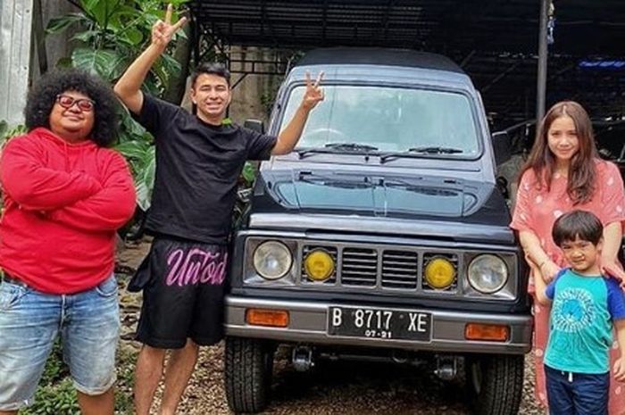 Babe Cabiita foto bersama Raffi Ahmad, Nagita Slavina, dan Raffathar di samping Suzuki Katana