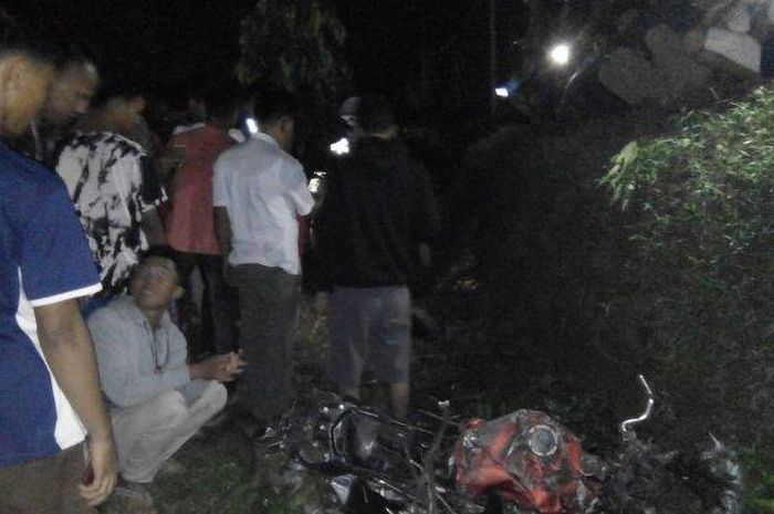 Warga memadati lokasi kecelakaan antara sepeda motor versus dump truk di Jalan Umum KM 13-14 jurusan arah Pematangsiantar-Medan, Rabu (2/6/2020) 