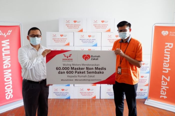 Wuling donasikan masker dan paket sembako kepada Rumah Zakat