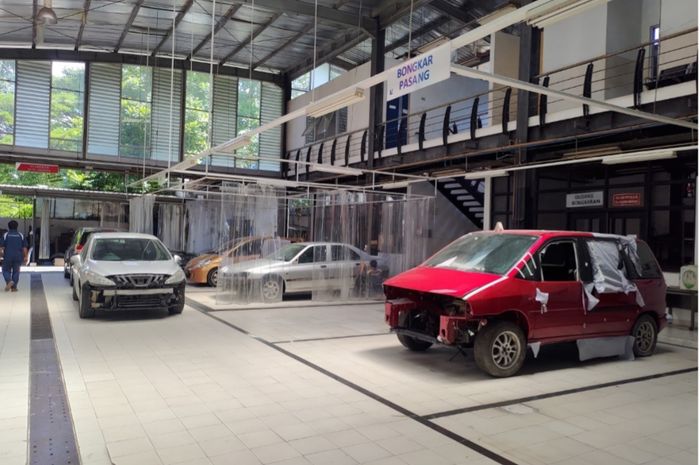 Ilustrasi klaim asuransi perbaikan mobil di bengkel body repair Astra Peugeot
