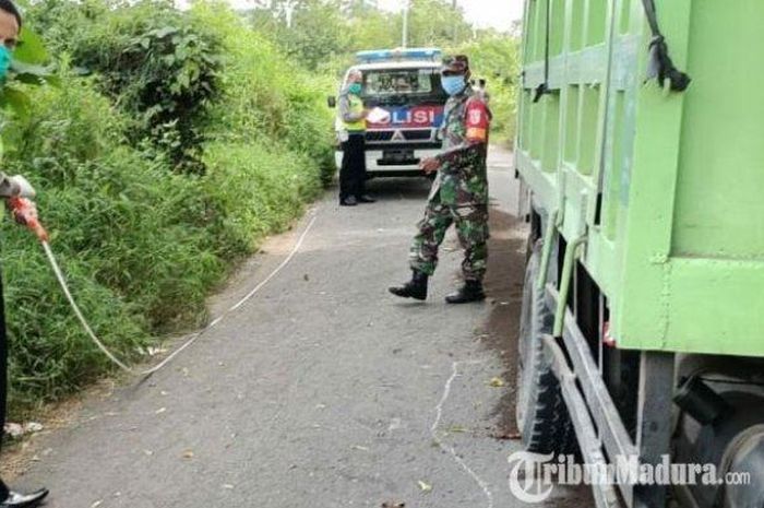 Anggota Lakalantas Polres Bangkalan menggelar olah Tempat Kejadian Perkara atas kecelakaan yang menewaskan pengendara sepeda motor setelah terlindas dump truk di Jalan Desa Sendang Laok Kecamatan Labang, Rabu (3/6/2020). 