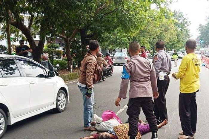 Polisi dan warga berkerumun menyelematkan nenek yang tertabrak kendaraan bermotor di Jalan Adi Sucipto tempatnya di barat Flyover Manahan Solo, Rabu (3/6/2020). 