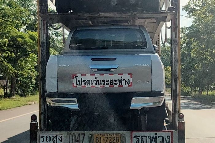 Toyota Hilux Revo facelift terpantau diangkut towing di Thailand sebelum launching