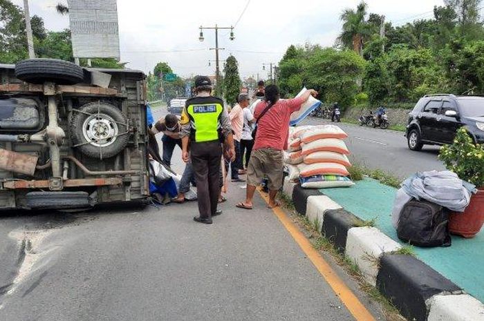 Truk Pick Up mengalami Laka Tunggal di Jalan Yogya-Solo, tepatnya Dukuh Besole, Desa Klepu, Kecamatan Ceper, Klaten, Pukul 13.20 WIB, Selasa (2/6/2020).  