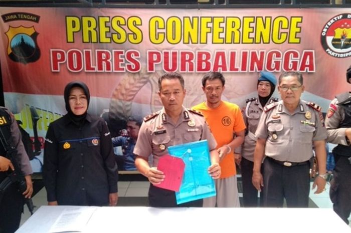 Wakapolres Purbalingga Kompol Widodo Ponco Susanto saat konferensi pers di salah satu kasus yang ditangai jajaran Polres Purbalingga.