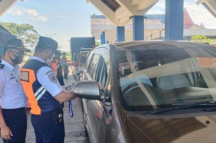 Petugas gabungan dikerahkan untuk memperketat kendaraan yang masuk wilayah Bali, semua kendaraan diarahkan ke Terminal Mengwi untuk menjalani pemeriksaan 