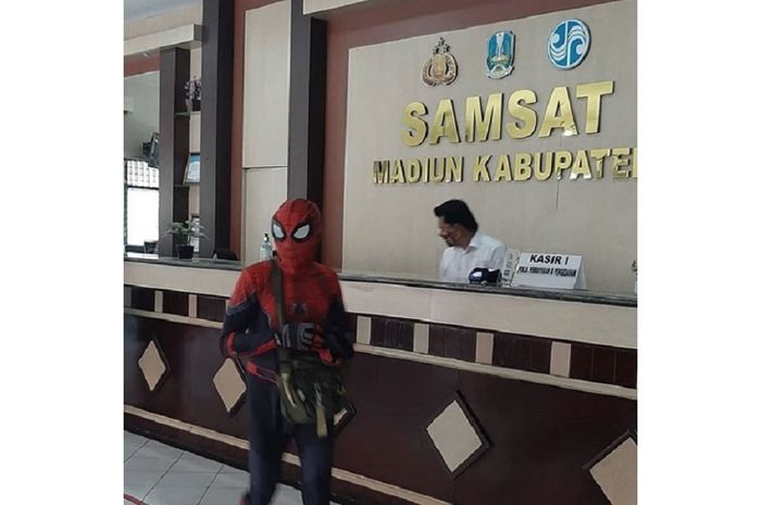 Seorang pria datang ke kantor Samsat Madiun menggunakan kostum Spiderman, Rabu (3/5/2020) siang.