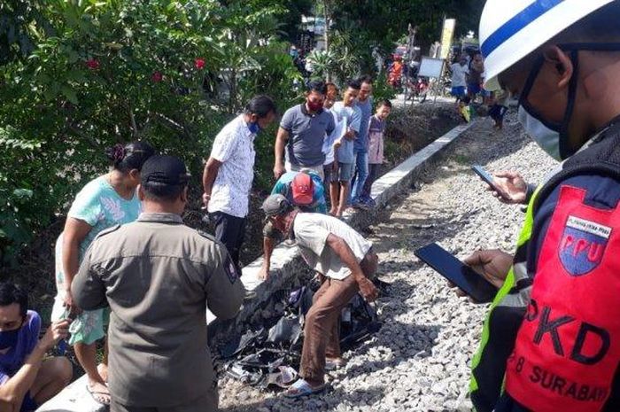 Kerumunan warga saat berada di lokasi kecelakaan sepeda motor yang tersambar kereta api di ruas penyeberangan rel Kereta Api double track Desa Balenrejo, Kecamatan Balen, Rabu (3/6/2020)  