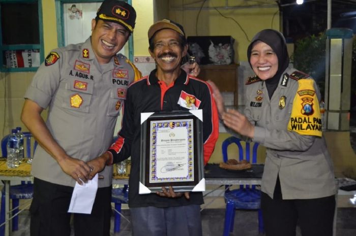 AKBP Antonius Agus Rahmanto, S.I.K, Msi memberikan piagam penghargaan kepada Syahroni atas jasanya menggagalkan aksi maling motor.