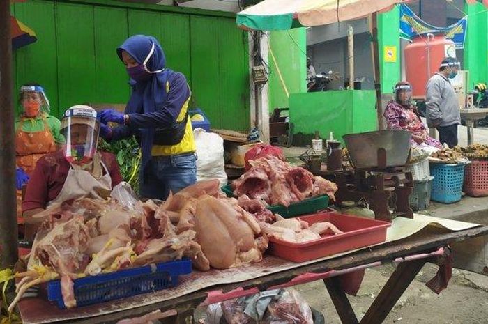 Komunitas Jegg Boy and Girl Salatiga saat membagikan face shield ke pedagang di Pasar Raya I Salatiga, Rabu (3/6/2020). 