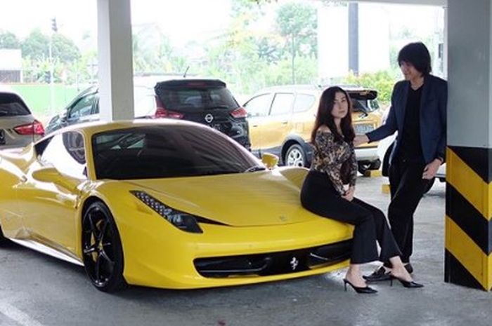 Kevin Aprilio dan kekasihnya, Vicy Melanie berpose bareng Ferrari 458 Italia