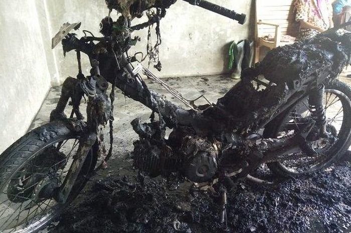 Sepeda motor dinas jenis  Supra X 125 dengan BL 2333 KC milik Keuchik Arongan Lise, Kecamatan Baktiya, Aceh Utara, ludes dibakar. 