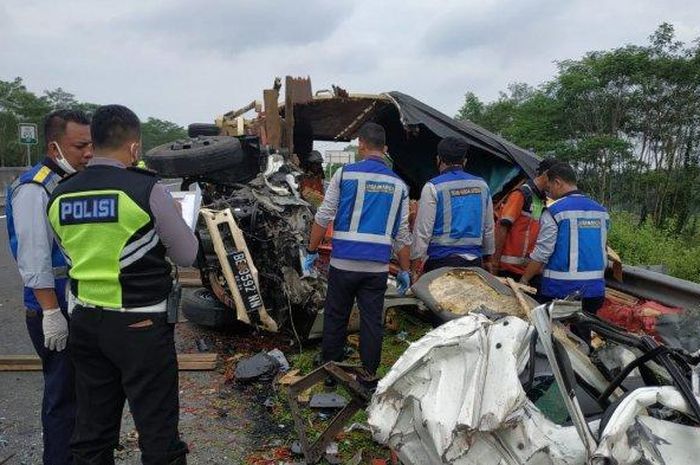 Truk Isuzu Elf hancur hingga kabin dan bak tercabut usai terjang truk tronton dari belakang hingga pengemud tewas di tol Salatiga-Bawen