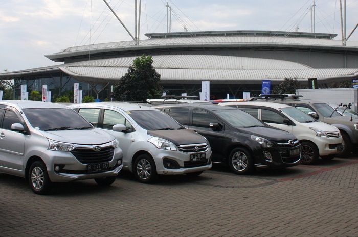 Parkir mobil outdoor (ilustrasi). 