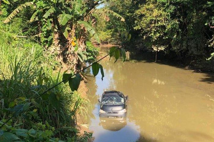 Daihatsu Gran Max terjun sungai setelah gagal menanjak di kabupaten Enrekang, Sulawesi Selatan