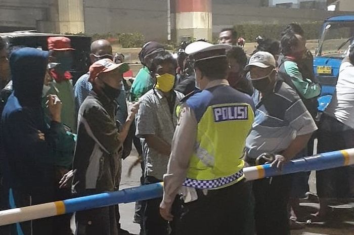 Para pemohon SIM berdatangan pada pukul 02.00 WIB di alan Kebon Nanas, Satlantas Jakarta Timur.