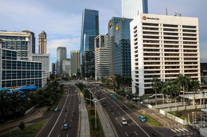 Langit biru terlihat dari Jalan Jenderal Sudirman, Jakarta, Rabu (8/4/2020). Sepinya aktivitas warga Ibu Kota karena pembatasan sosial membuat langit Jakarta cerah dengan tingkat polusi yang rendah. 