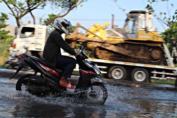Banjir rob menggenangi Jalan Yos Sudarso, Semarang