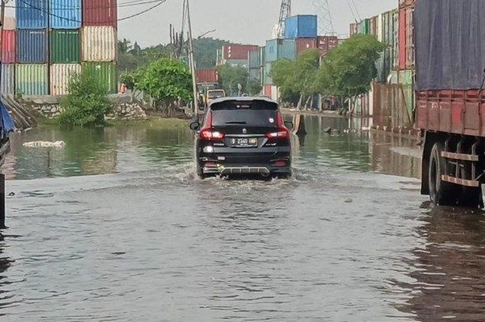 Suzuki Ertiga Sport terabas banjir rob Pelabuhan Sunda Kelapa, Pademangan, Jakarta Utara, (5/6/20)