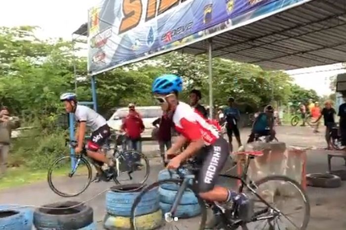 Galang Hendra (jalur kiri) bersama Ervantona di sirkuit Drag Bike Gantiwarno Klaten, DIY. 