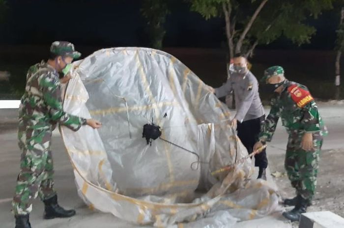 Balon udara yang jatuh di area SPBU Kalijambe, Sragen.