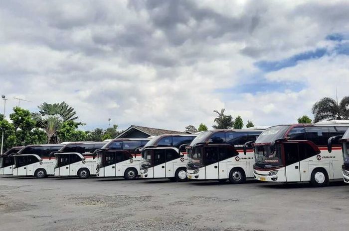 Deretan bus Primajasa di Pool Tasikmalaya terparkir karena belum beroperasi selama masa pandemi corona, Kamis (4/6/2020).