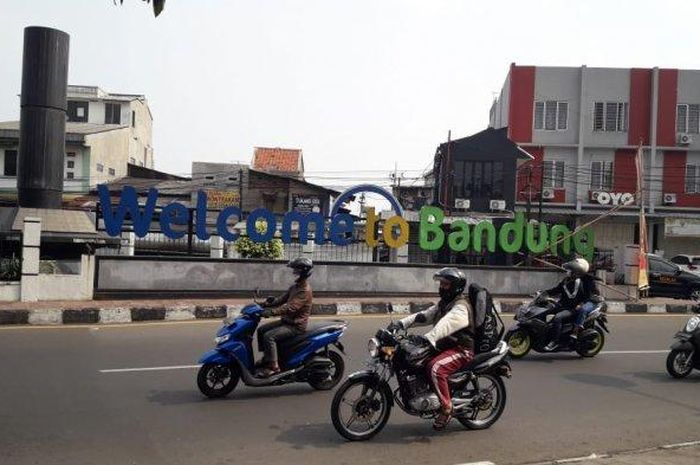 Suasana Batas Kota Bandung-Cimahi yang sudah ramai meski masih menerapkan PSBB