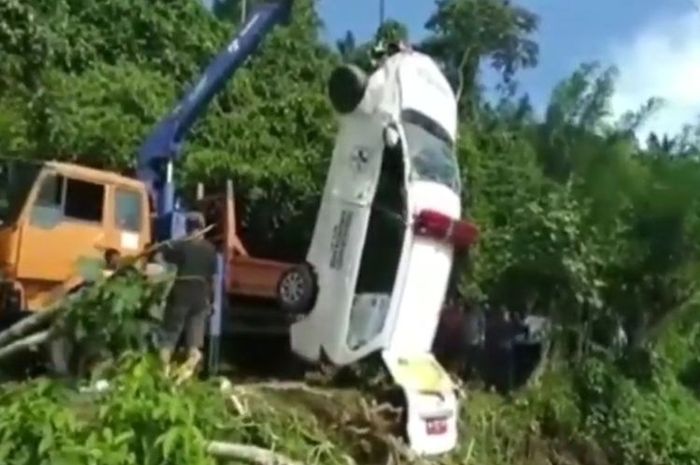Evakuasi ambulans di Kabupaten Kaur, Bengkulu (Youtube: PD Guci Channel)