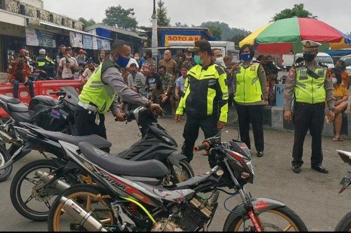 Satlantas Polres Karanganyar saat mengamankan motor yang kedapatan menggunakan knalpot brong.