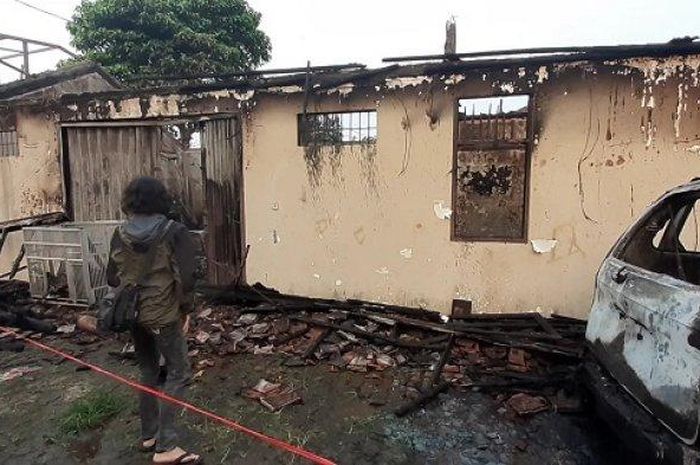 Kebakaran melanda gudang sepeda motor klasik di bilangan kawasan Bukit Nusa Indah, Jalan Teratai, Ciputat, Tangerang Selatan (Tangsel), Sabtu petang (6/6/2020).  