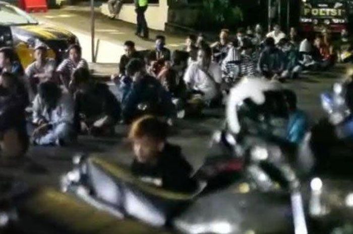 Para pengendara yang terjaring razia balap liar dikumpulkan di Polres Blitar Kota, Sabtu (6/6/2020) malam. 