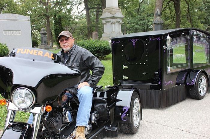 Ron Coach menaiki moge Harley-Davidson pengantar jenazah.