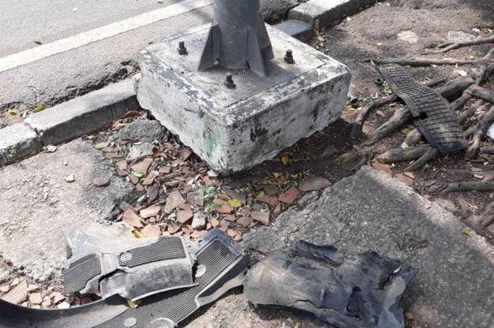 Bagian Vespa yang tertinggal di lokasi usai kecelakaan di Jalan Basuki Rahmat, Jatinegara, Jakarta Timur, Minggu (7/6/2020). 