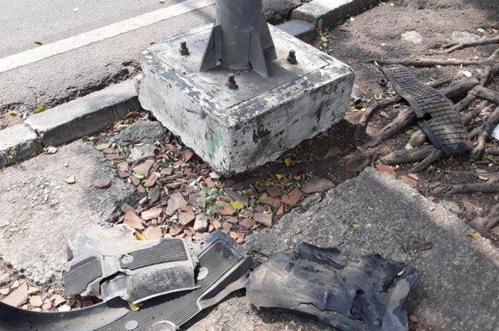Dua Vespa Extreme Enam Penumpang Ditabrak Mobil Dari Belakang, Satu