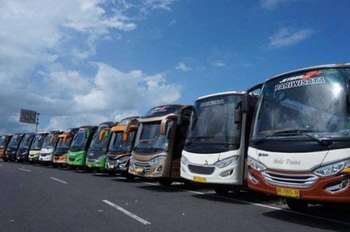 Sejumlah armada wisata berjejer di Bantul untuk persiapan menyambut New Normal, Sabtu (6/6/2020).